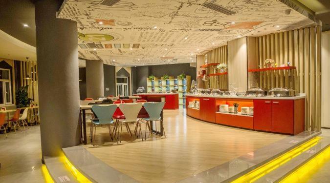 Ibis Urumqi Weixing Square Hotel Екстер'єр фото