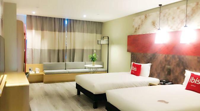 Ibis Urumqi Weixing Square Hotel Екстер'єр фото