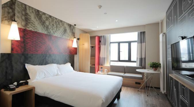 Ibis Urumqi Weixing Square Hotel Екстер'єр фото