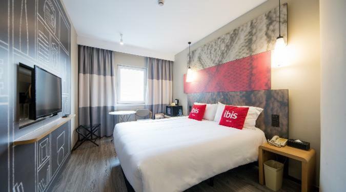 Ibis Urumqi Weixing Square Hotel Екстер'єр фото