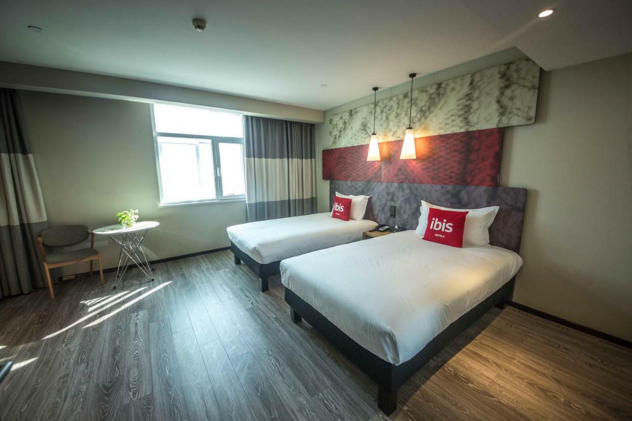 Ibis Urumqi Weixing Square Hotel Екстер'єр фото
